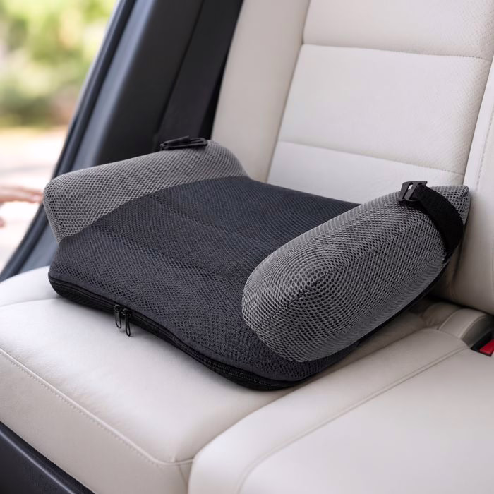 Le rehausseur BubaBoost gonflé, posé bien à plat sur la banquette arrière claire d'une voiture
